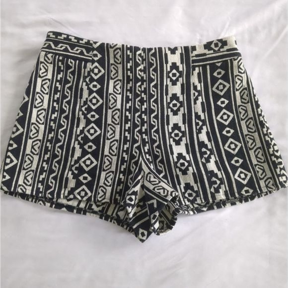 Forever 21 Black and White Aztec Geometric print boho short shorts size M - Picture 3 of 7